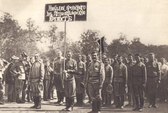 Демонстрация солдат с требованием тюремного содержания для Николая II. Фото. Март 1917.