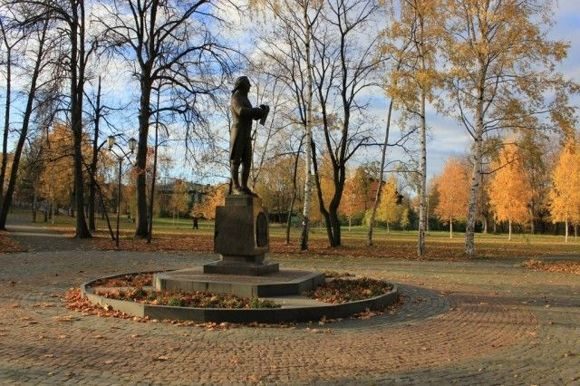 Памятник Державину в Губернаторском парке в Петрозаводске