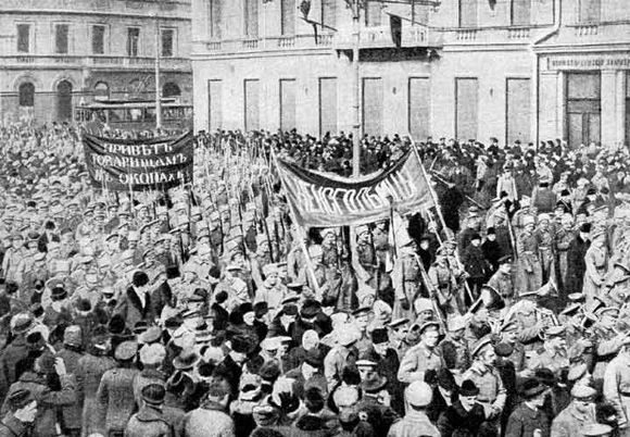 Солдатская демонстрация в Петрограде в февральские дни. Фото. 1917.jpeg