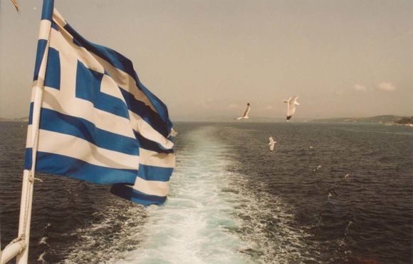 015 Паром. Флаг Греции