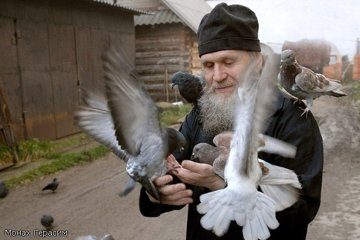 монах с голубями