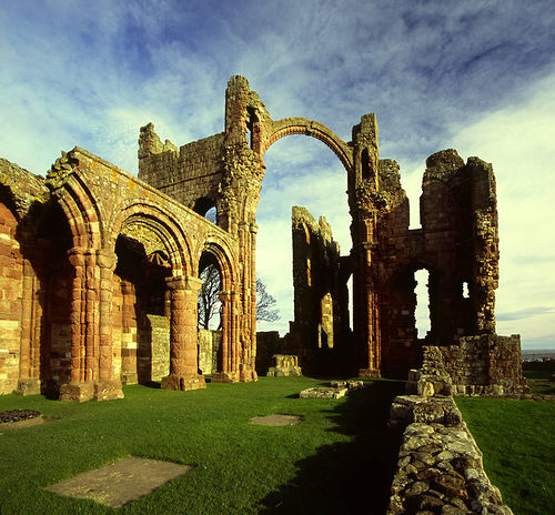 Руины монастыря на острове Линдисфарн