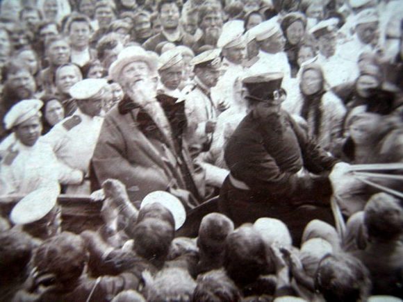 Прав. Иоанн Кронштадтский (в центре) на фотографии 1904 года