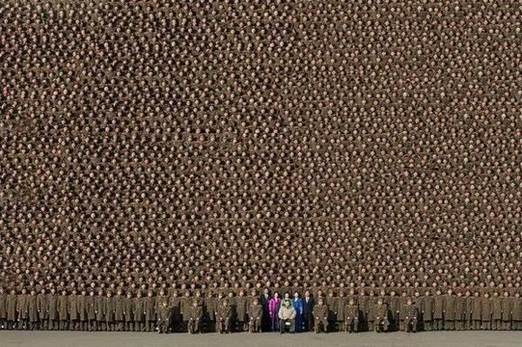 Коллективное фото. Ким Чен Ын с товарищами по борьбе