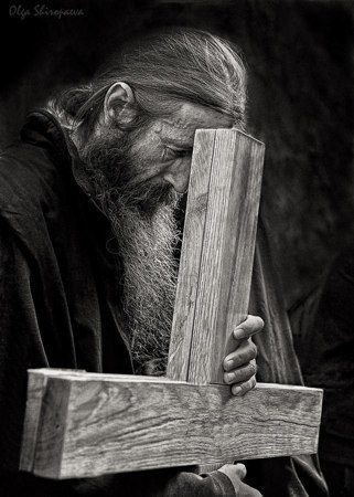 монах с крестом